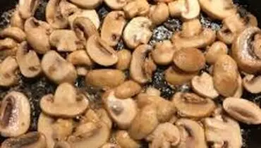 طرز تهیه ژولین قارچ دکمه ای و مرغ خوشمزه تک نفره با سس خانگی