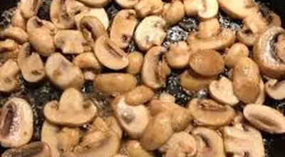 طرز تهیه ژولین قارچ دکمه ای و مرغ خوشمزه تک نفره با سس خانگی