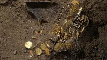 گنج طلای ۴۰۰ ساله از دل محراب کلیسا بیرون کشیده شد+ عکس