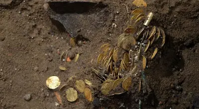 گنج طلای ۴۰۰ ساله از دل محراب کلیسا بیرون کشیده شد+ عکس