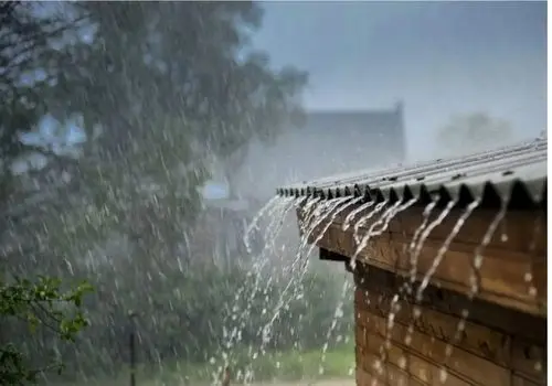 تصویر خطرناک مینی بوس درحال غرق شدن در بندرعباس