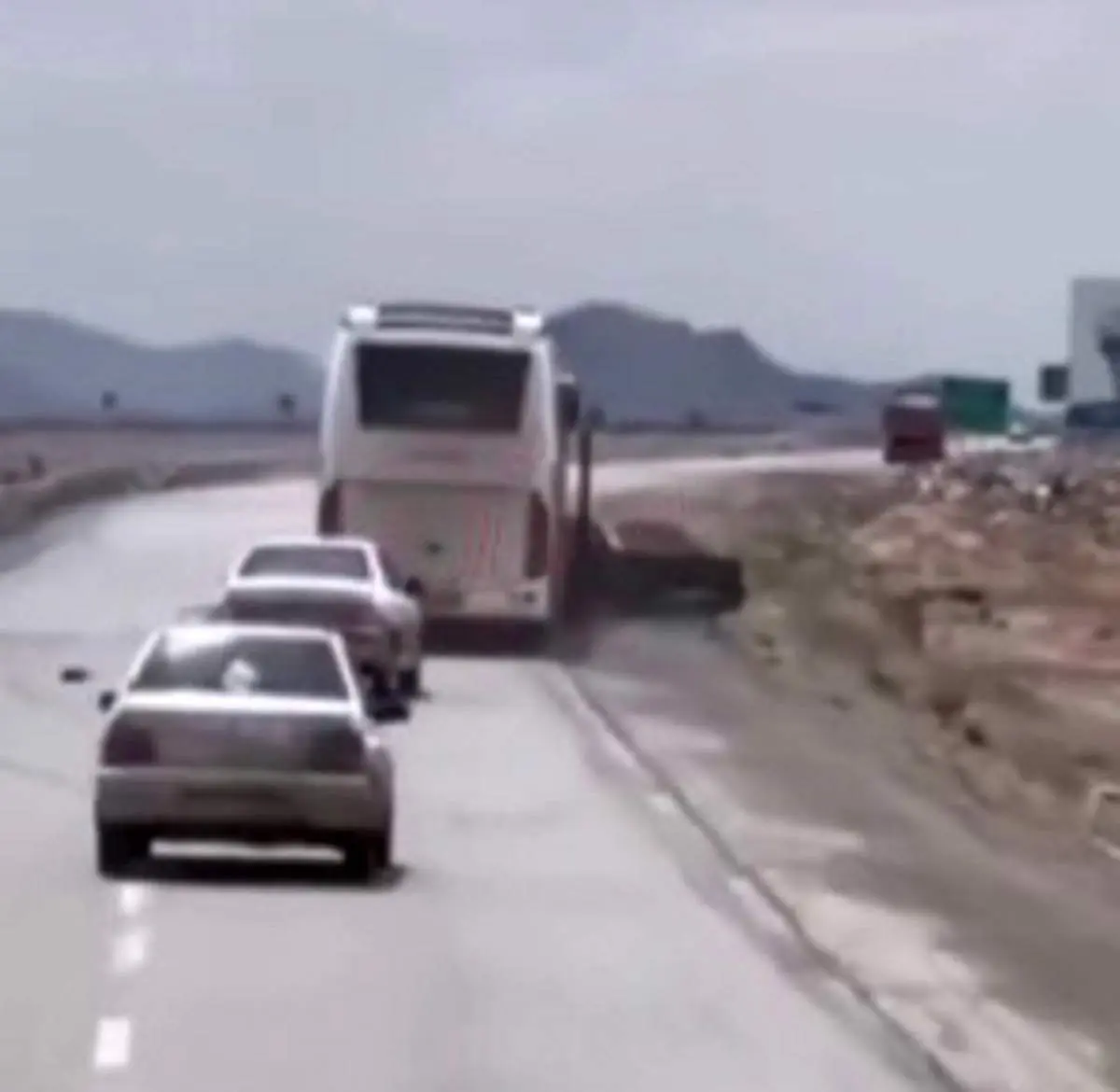 لجبازی راننده اتوبوس با راننده پژو در جاده حادثه هولناک رقم زد+ فیلم