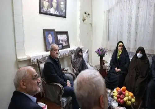 انتقاد شدید روزنامه اصولگرا به تجمع تندروها علیه رئیس جمهور