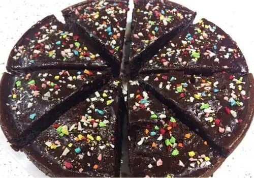 طرز تهیه متفاوت ترین کیک خیس شکلاتی فقط در ۱۰ دقیقه+ فیلم/ دستور پخت کیک خیس شکلاتی با ۵ قلم مواد 

