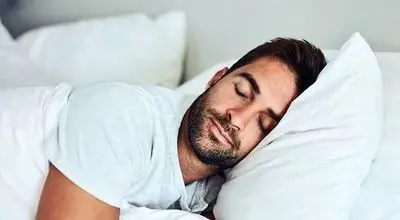 بی‌حسی دست‌ها و شانه‌های خشک؛ نشانه خطر در خواب