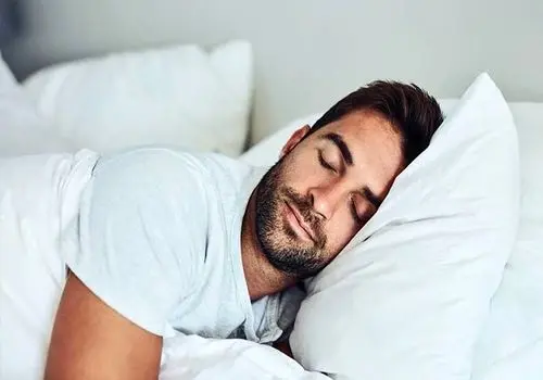 بی‌حسی دست‌ها و شانه‌های خشک؛ نشانه خطر در خواب