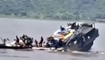 لحظه برخورد و غرق شدن دو لنج پر از مسافر و بار در کنگو+ فیلم
