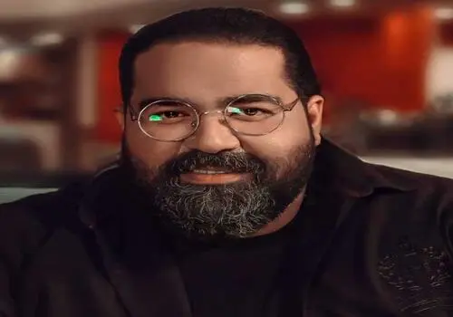 صحنه ای تلخ از الهام پاوه نژاد در زیر تابوت مادرش+ عکس