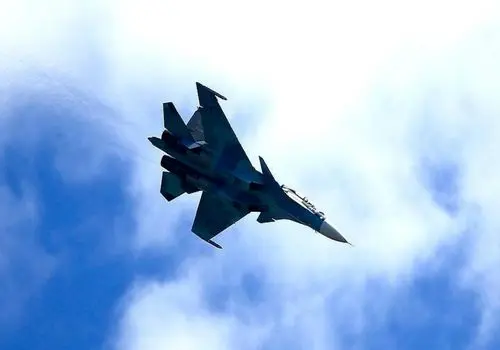 لحظه عبور میلیمتری جنگنده سوخو 25 روسی از کنار یک پهپاد!+ فیلم