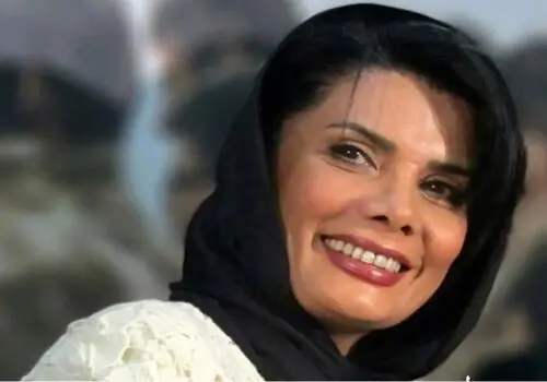 چهرۀ «عاطفه رضوی» 27 ساله با چادرنماز؛ سال 74