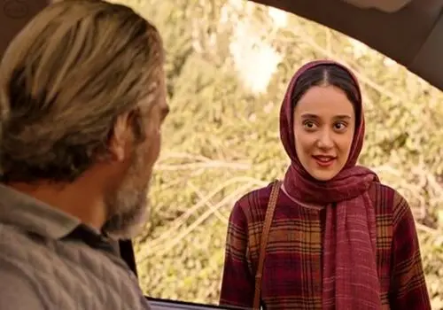 پالتوی قرمز و کلاسیک ساقی حاجی‌پور برای روزهای برفی و سرد تهران