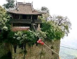 عجیب‌ترین مسیر جهان برای رسیدن به یک کتابخانه + تصاویر