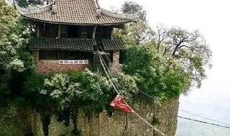 عجیب‌ترین مسیر جهان برای رسیدن به یک کتابخانه + تصاویر