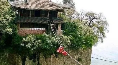 عجیب‌ترین مسیر جهان برای رسیدن به یک کتابخانه + تصاویر