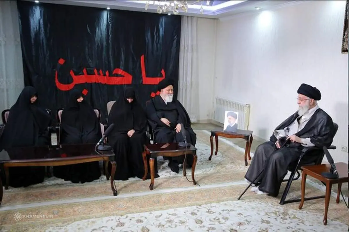 حضور رهبر معظم انقلاب در منزل شهید رئیسی