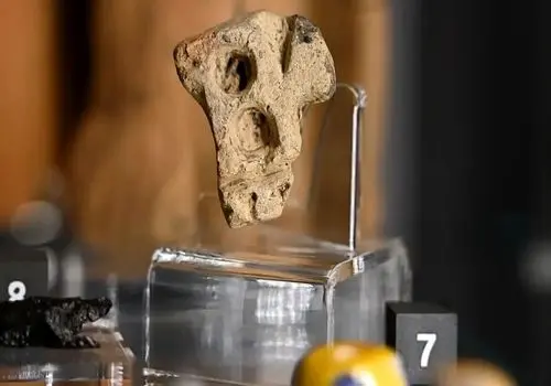 کشف برگ‌های سفالی باستانی  با روکش طلا + عکس