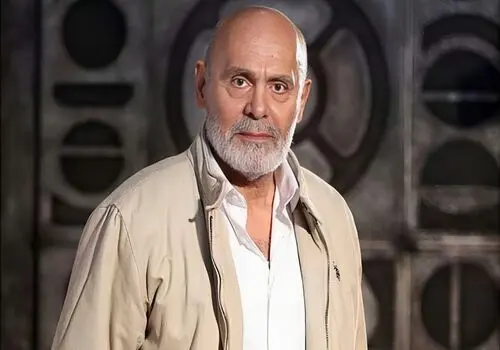 نوه جمشید هاشم پور در آغوش پدربزرگ + عکس

