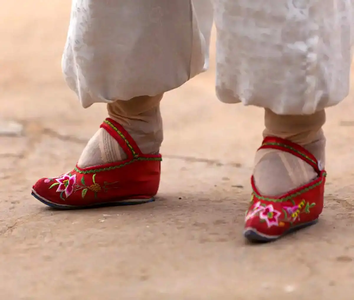 ماجرای مخوف کفش‌های لوتوس چینی + عکس
