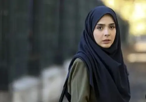 سلفی یاسمن لحظه گرگ‌ومیش با گوشی لاکچری‌اش