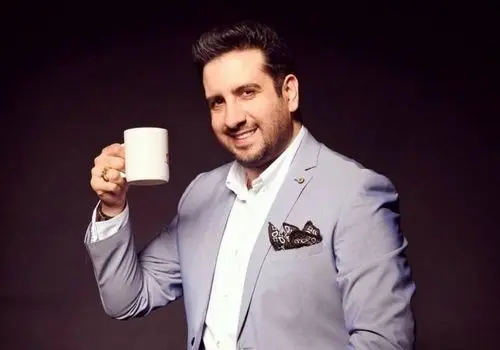 عکس امید حاجیلی در یکسالی با تلویزیون سیاه‌وسفید