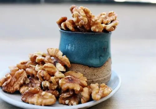 طرز تهیه گردو شور، میان‌وعده‌ای خوشمزه و مقوی

