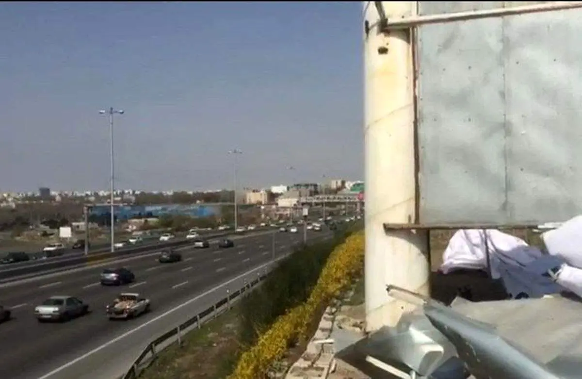 لحظه وحشتناک سقوط بیلبورد در اتوبان تهران-کرج+ فیلم