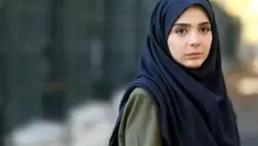 سلفی یاسمن لحظه گرگ‌ومیش با گوشی لاکچری‌اش