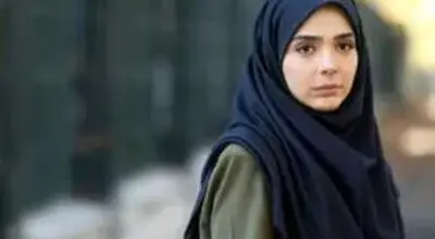 سلفی یاسمن لحظه گرگ‌ومیش با گوشی لاکچری‌اش