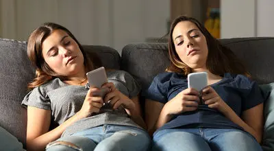  علائم و راه حل های اصولی اعتیاد نوجوانان به موبایل 
