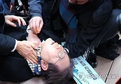 حمله مرگبار به رهبرحزب دموکراتیک کره جنوبی+ عکس و فیلم