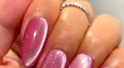 ۱۰ مدل ناخن شیشهای مخملی که پاییز رو جادو میکنند + عکس