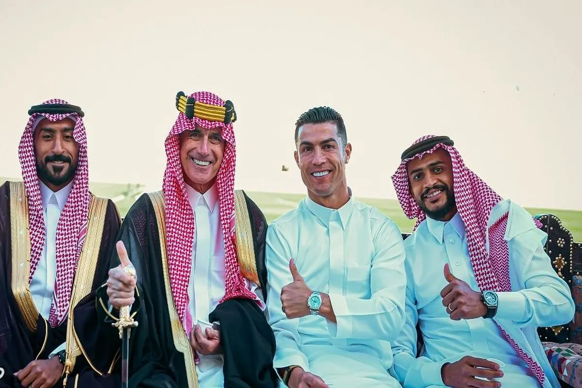 عربستانی ها باز هم رونالدو را دشداشه پوش کردند+ عکس و فیلم