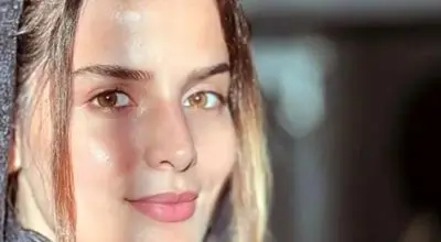 غزاله اکرمی با چادر در پشت‌صحنه سریال سوجان