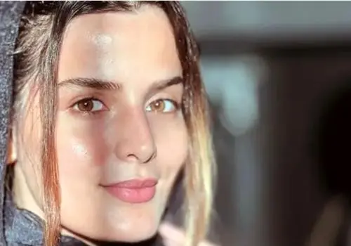 غزاله اکرمی با چادر در پشت‌صحنه سریال سوجان