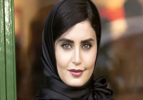 تیپ و چهرۀ «الناز شاکردوست» در مراسم جشن حافظ؛ سال 99