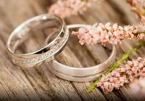 ورود عروس و داماد با خودروی حمل تابوت به مراسم عروسی