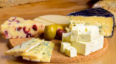 خبر خوب برای عاشقان پنیر: مصرف پرچرب آن خطر دمانس را کاهش می‌دهد
