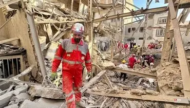  لحظه جانسوز بیرون آوردن پیکر کودک از زیر آوار + فیلم
