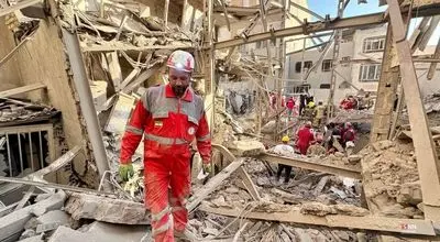  لحظه جانسوز بیرون آوردن پیکر کودک از زیر آوار + فیلم
