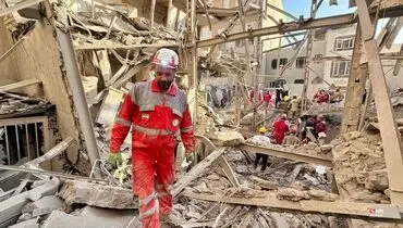  لحظه جانسوز بیرون آوردن پیکر کودک از زیر آوار + فیلم
