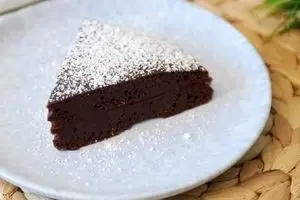 طرز تهیه خوشمزه‌ترین کیک شکلاتی فقط با ۴ قلم مواد + فیلم / این کیک شکلاتی طی ۱۰ دقیقه حاضر است