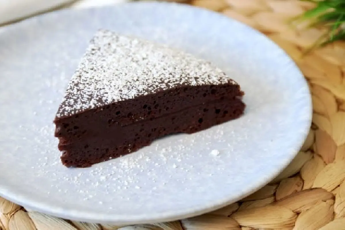 طرز تهیه خوشمزه‌ترین کیک شکلاتی فقط با ۴ قلم مواد + فیلم / این کیک شکلاتی طی ۱۰ دقیقه حاضر است