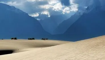 بیابان شنی عجیب در روسیه؛ کوه برف در کنار بیابان و بیابان نزدیک جنگل!+ عکس