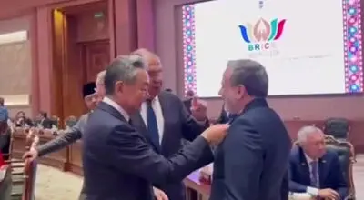  توجه نخست وزیر چین به پیکسل ایران روی کت عراقچی + تصاویر