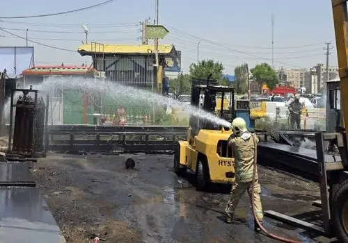 سه مصدوم در آتش سوزی کارگاهی در بازار آهن مکان تهران
