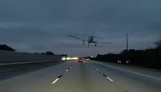 تصاویر تکان‌دهنده از سقوط هواپیمای سبک روی خودرو در آمریکا+ فیلم