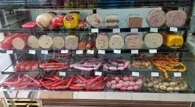 تصاویر هولناک از تولید سوسیس و کالباس با گوشت گراز

