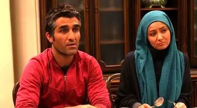 شوکی که «هدیه» پژمان به عکاسان داد: شلوار عجیب با موهای قرمز!