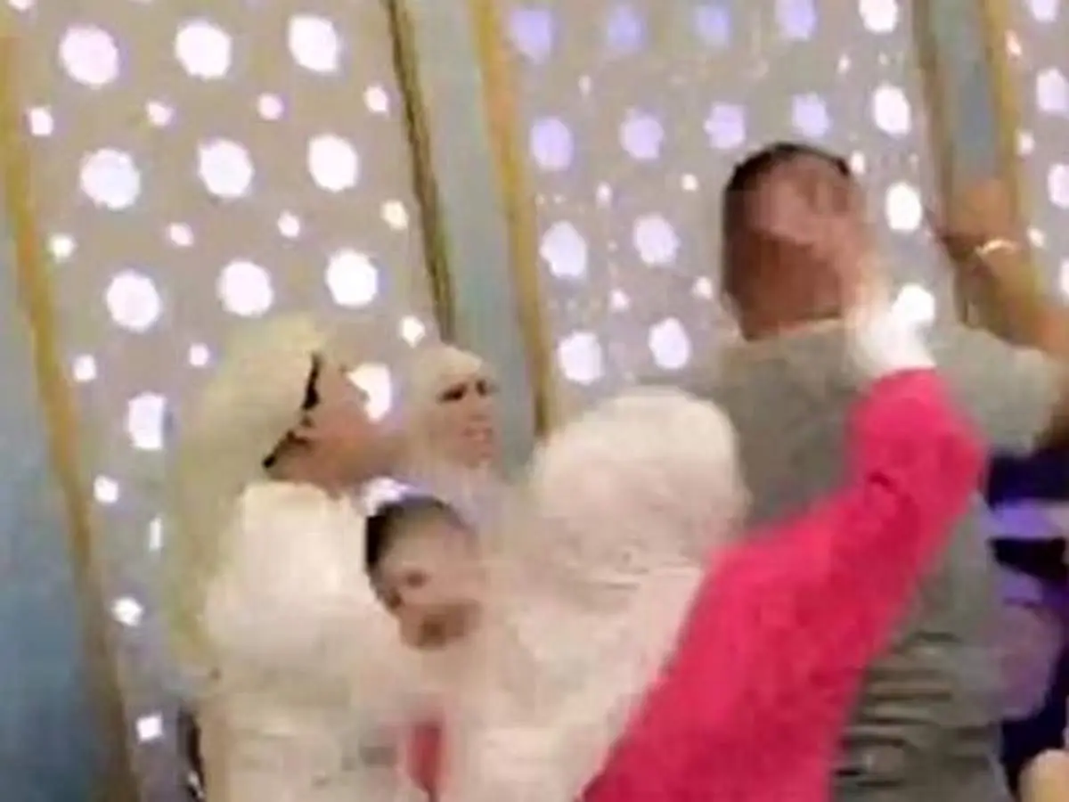 صحنه عجیب زد و خورد شدید مادران در مدرسه‌ای در مقابل فرزندانشان+ فیلم