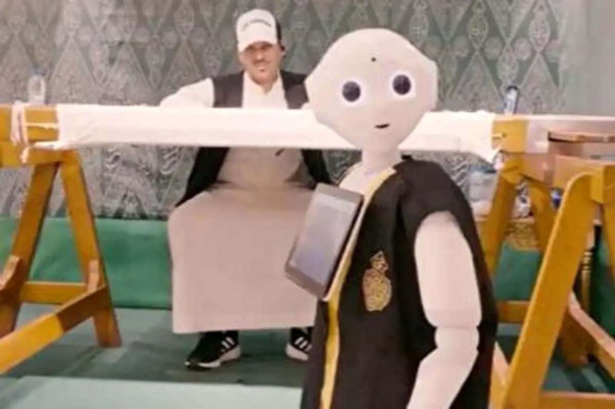 رباتی که به حجاج، آب زمزم می‌دهد+ فیلم